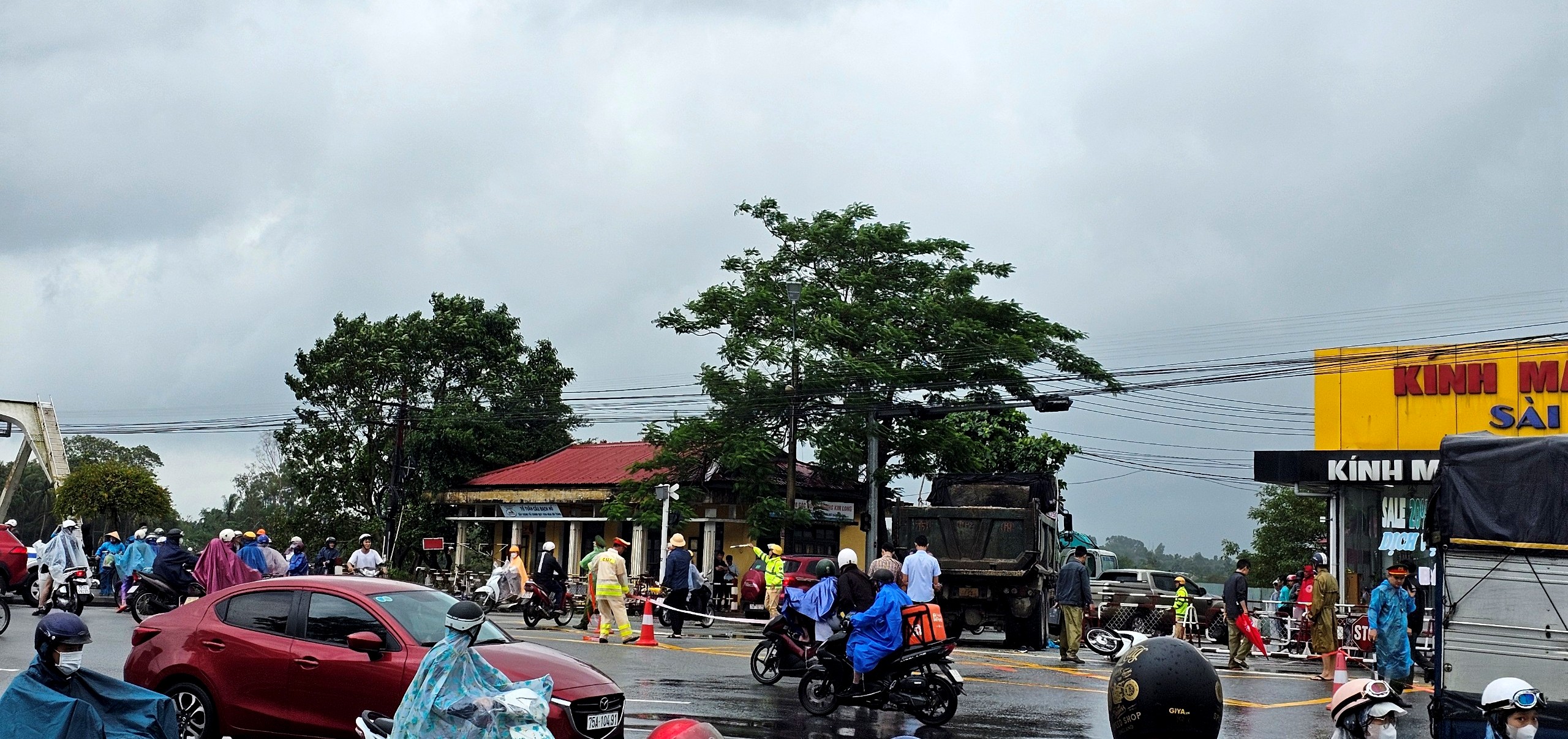 Va chạm giữa ô tô tải với xe máy, 1 người tử vong, 1 người bị thương