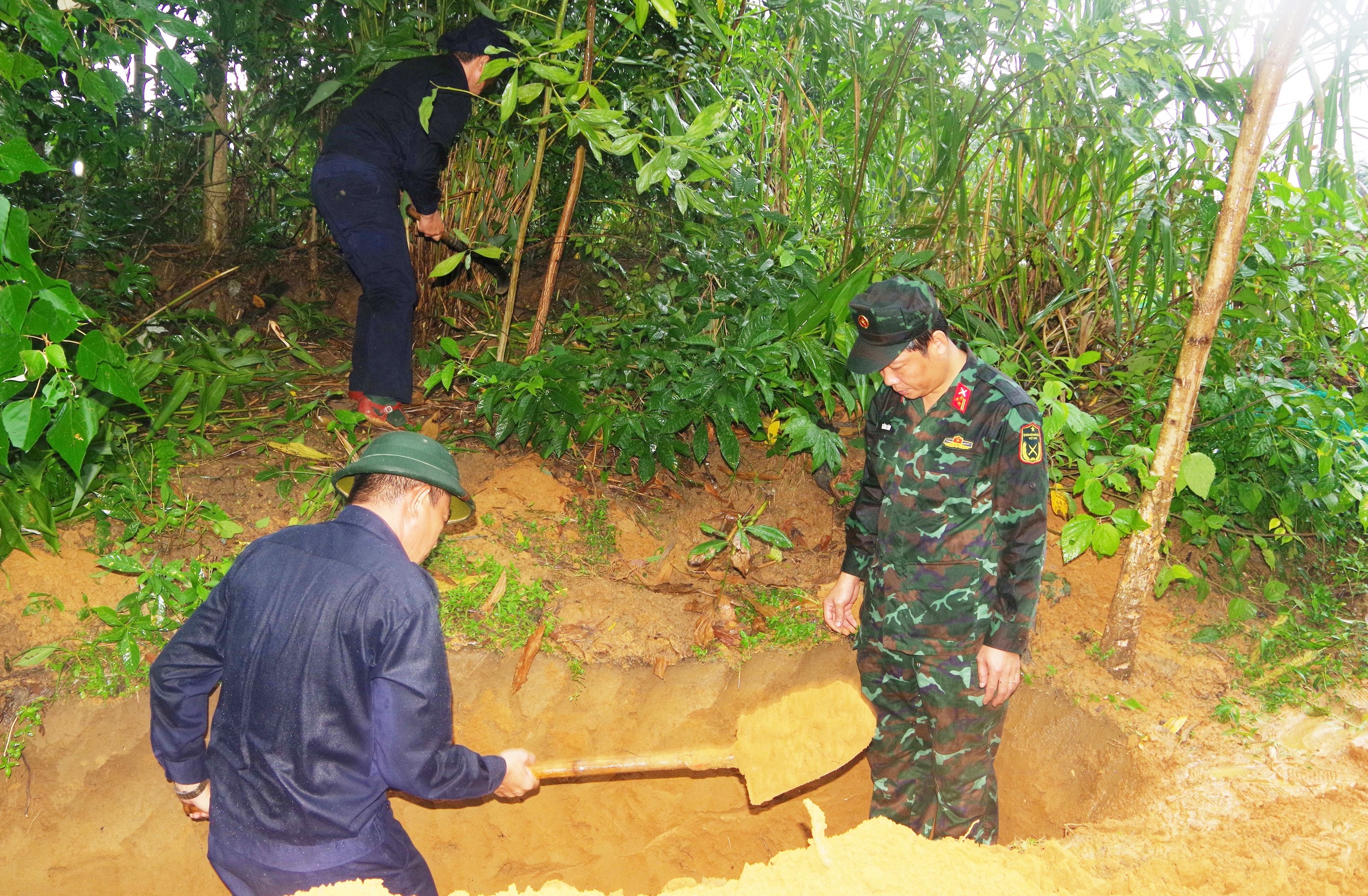 Kiểm tra công tác tìm kiếm, quy tập hài cốt liệt sĩ tại thị xã Hương Trà