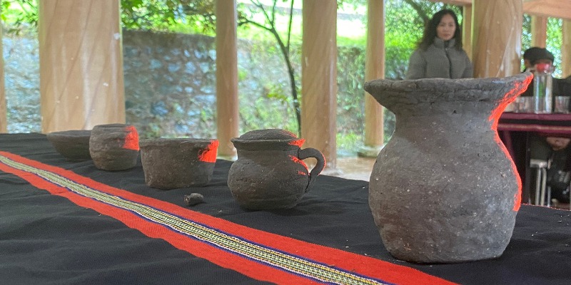 Đồng bào dân tộc học làm gốm cổ