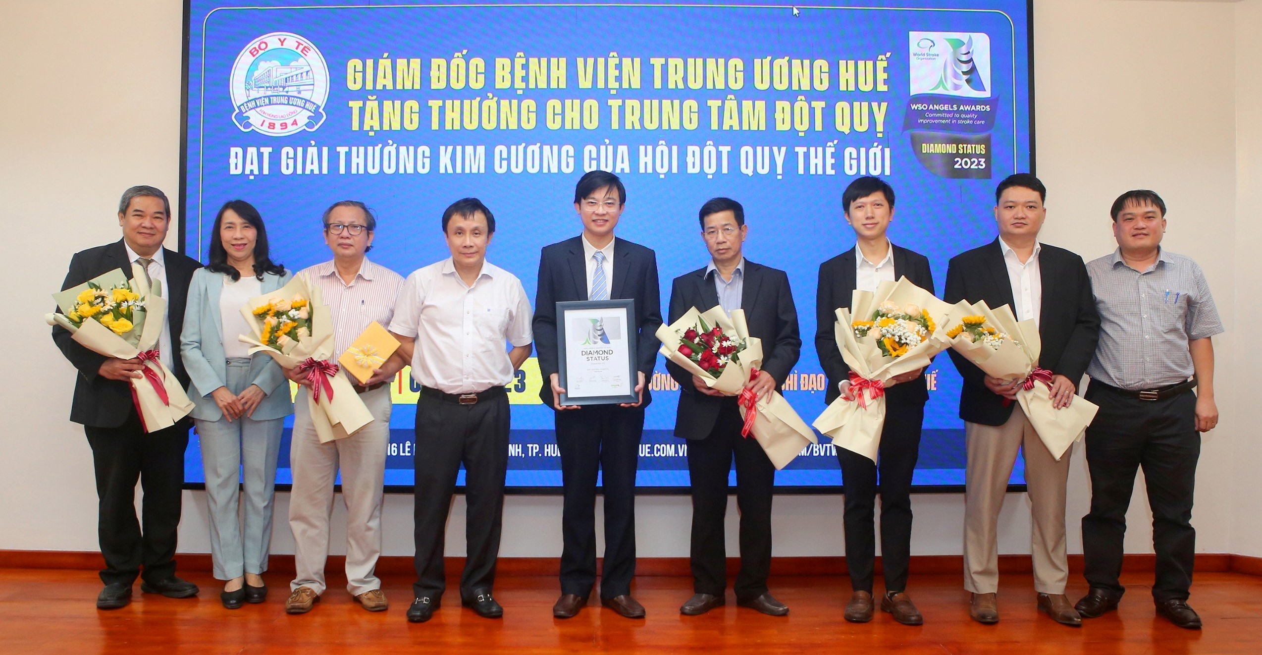 ​Bệnh viện Trung ương Huế đón nhận giải thưởng Kim cương của Hội Đột quỵ thế giới