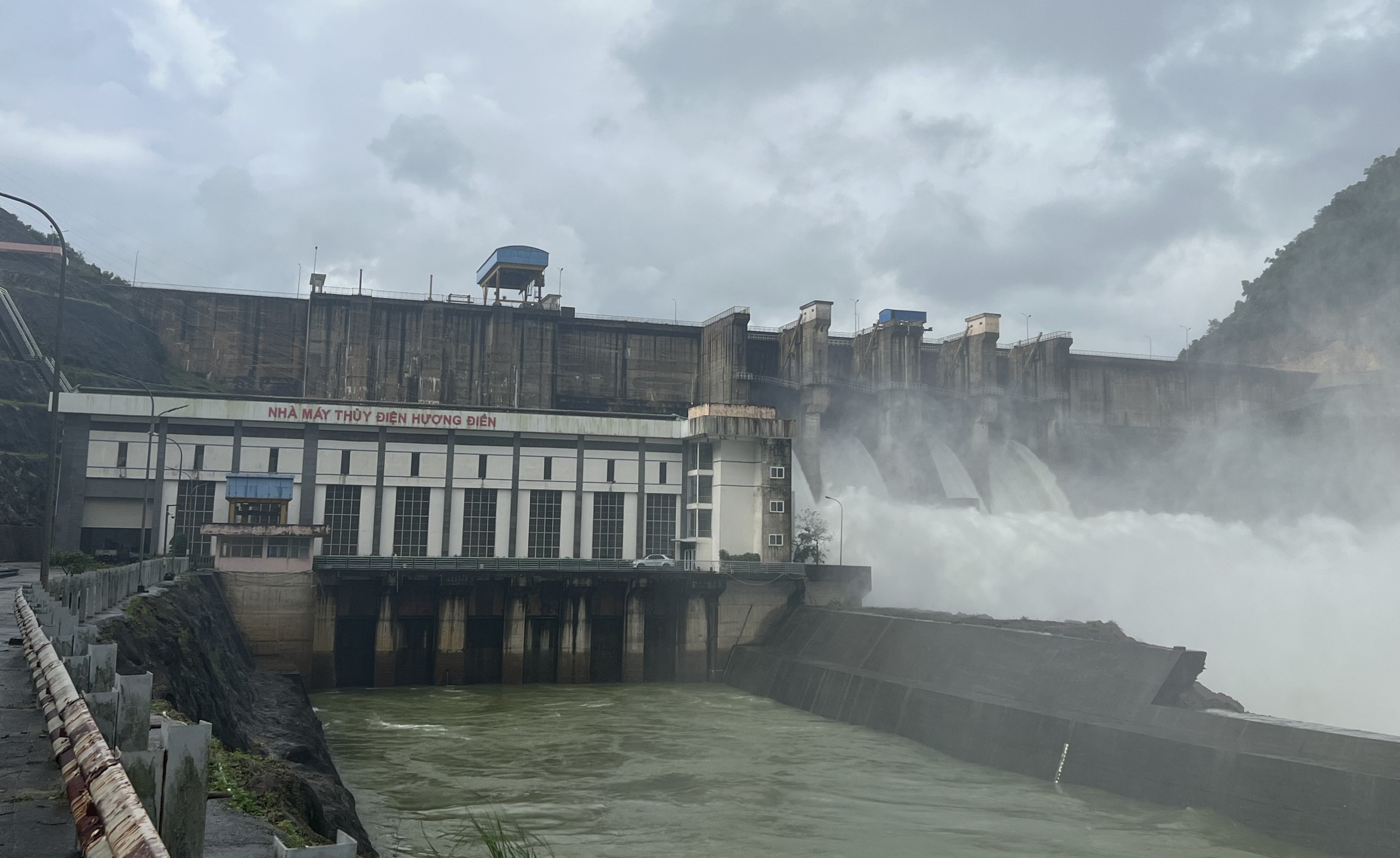 Các hồ thủy điện tiếp tục tăng lưu lượng điều tiết