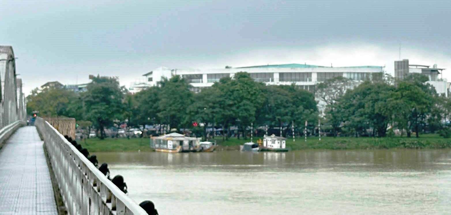 Trên bến, dưới thuyền