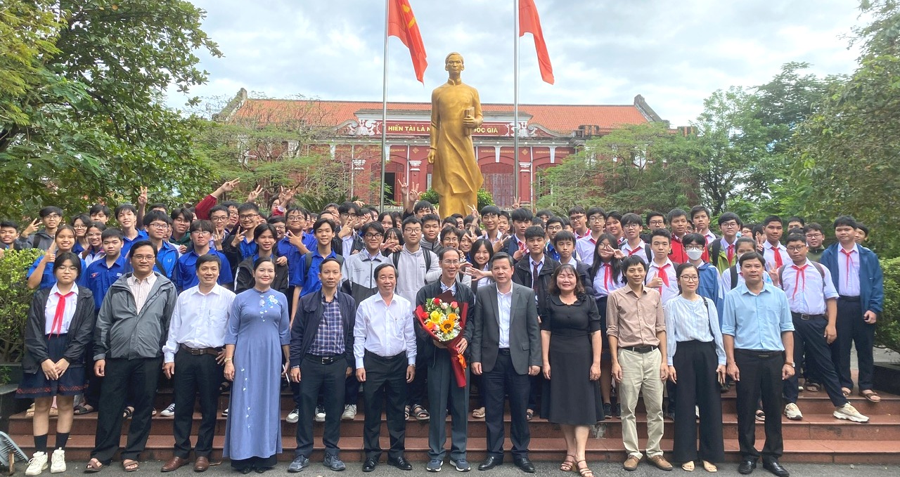 TS Lê Bá Khánh Trình truyền cảm hứng cho học sinh