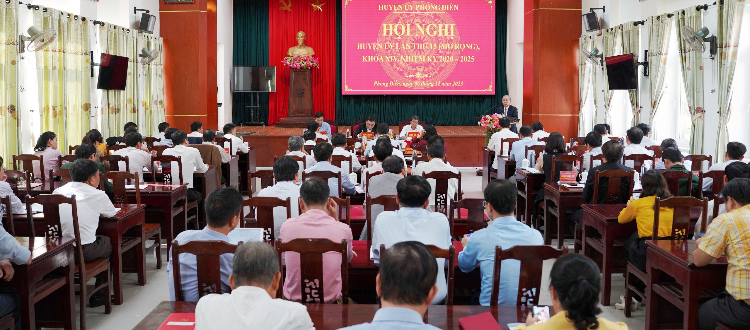 Phong Điền cần có giải pháp để tăng tỷ trọng của ngành dịch vụ