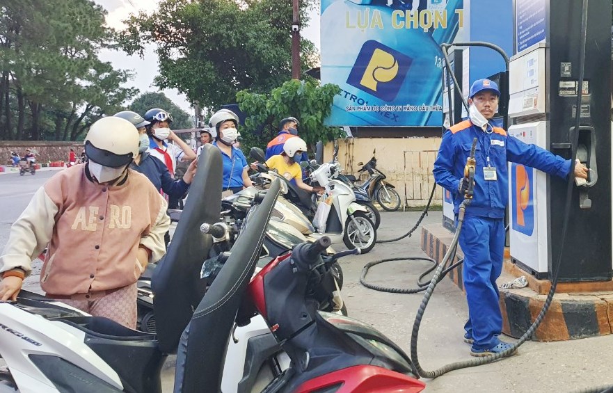 Giá xăng dầu giảm nhẹ