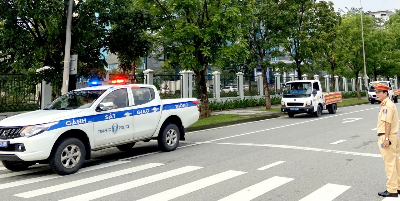 TP Huế ra quân đảm bảo an toàn giao thông, trật tự đô thị