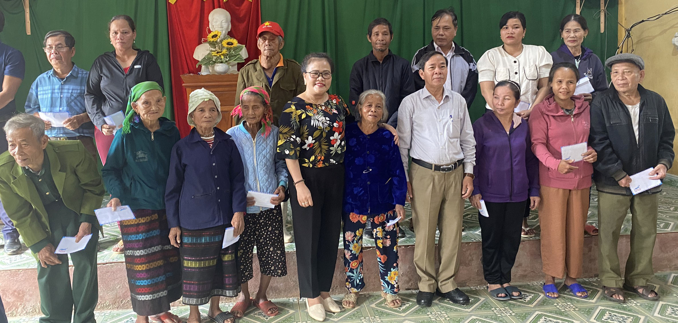 Lớp bồi dưỡng Quốc phòng - An ninh K90 trao 40 suất quà cho hộ nghèo Phong Điền