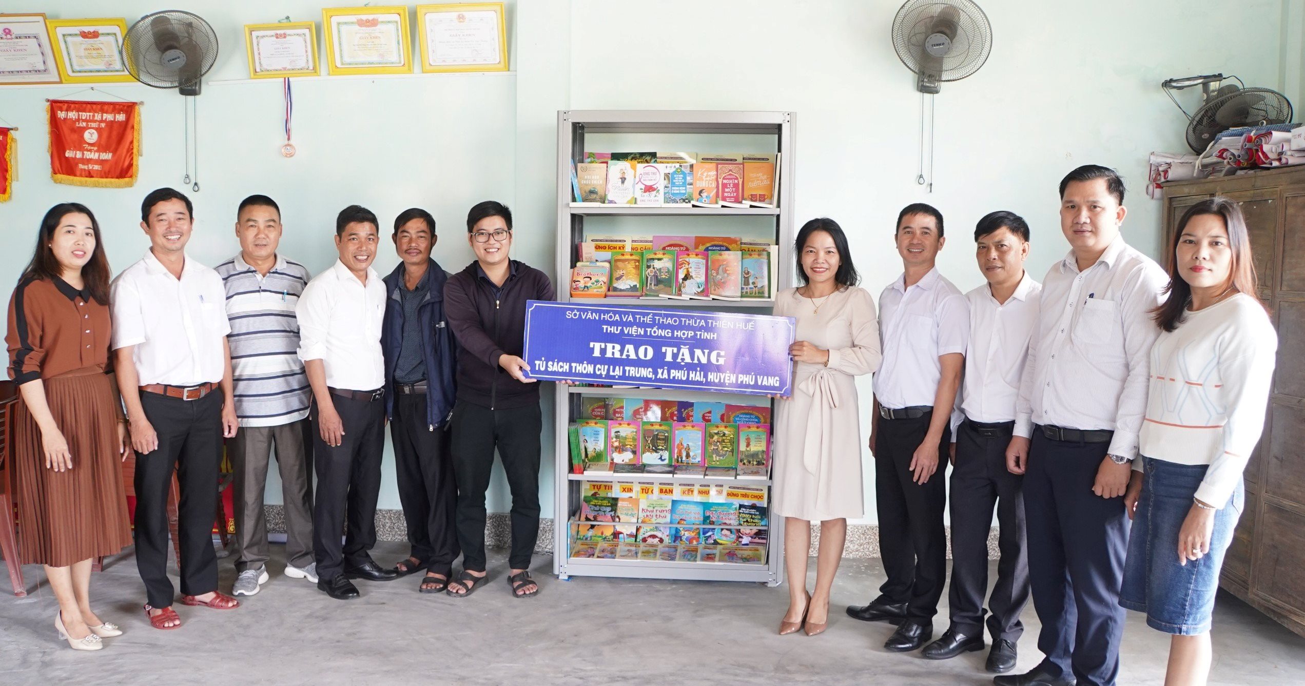 Trao tặng tủ sách cộng đồng