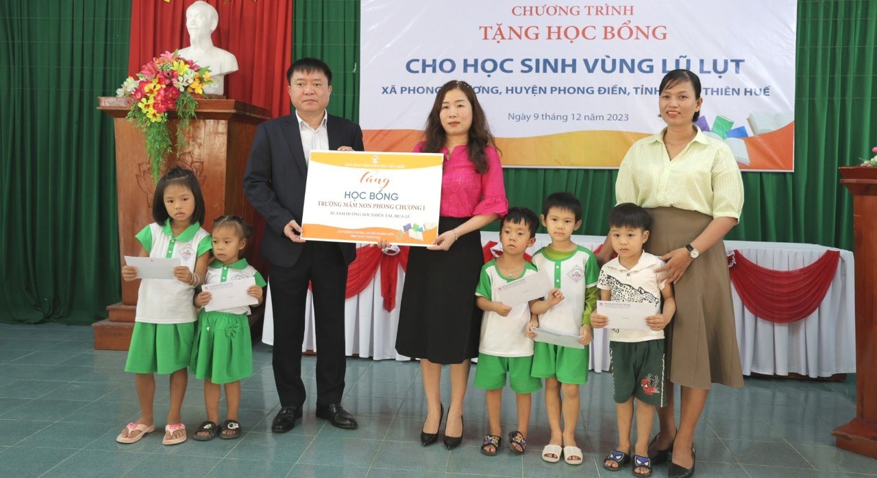 Nhà xuất bản Giáo dục Việt Nam trao 70 suất học bổng cho học sinh Phong Chương