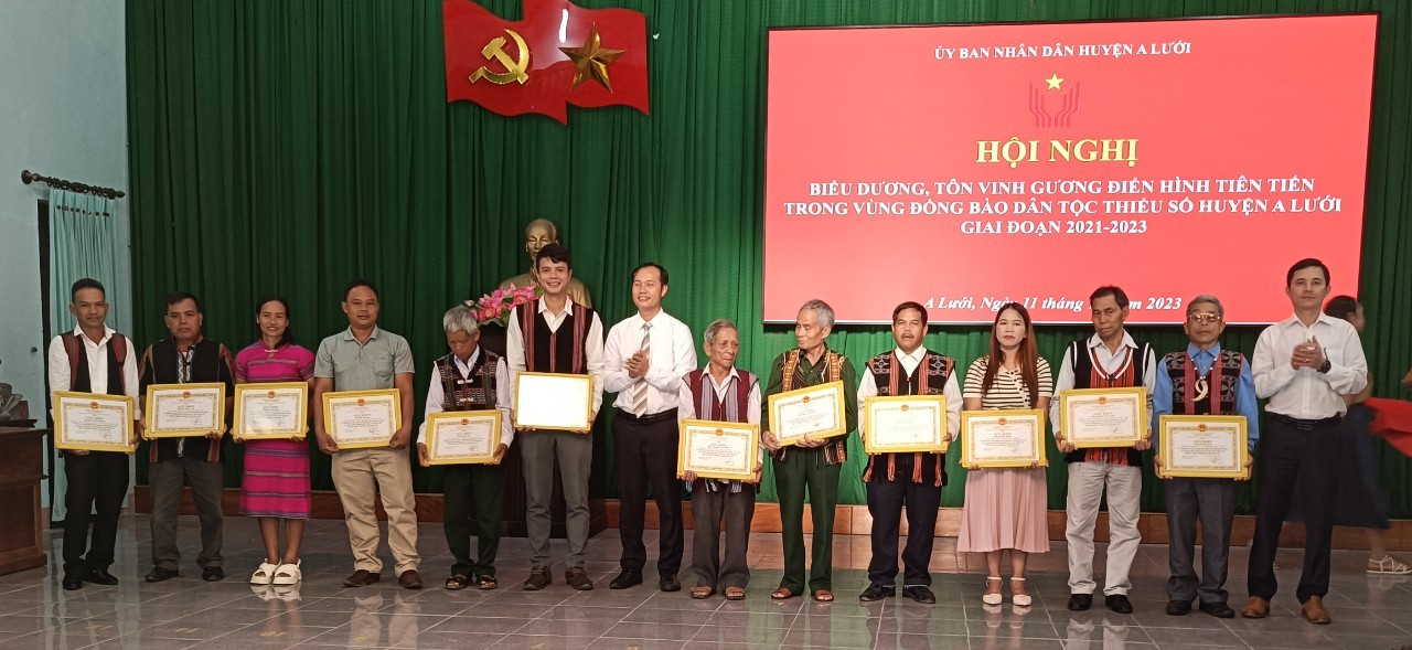 Tôn vinh 50 cá nhân đồng bào dân tộc thiểu số