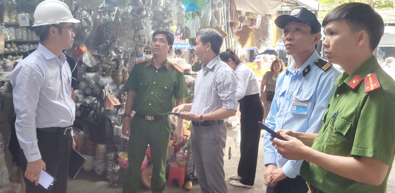 Kiểm tra công tác phòng cháy, chữa cháy tại chợ Đông Ba