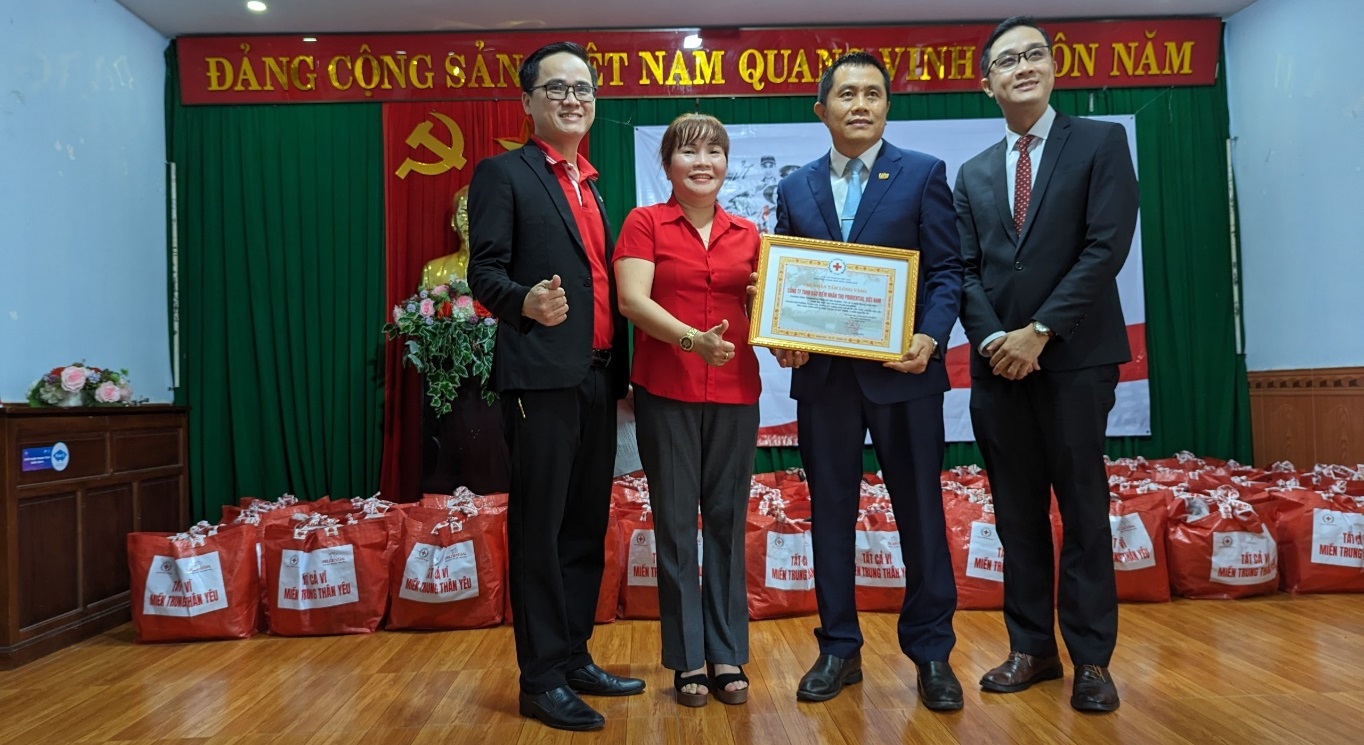 Prudential cứu trợ khẩn cấp người dân có hoàn cảnh khó khăn chịu ảnh hưởng bởi mưa lũ tại Thừa Thiên Huế  các tỉnh miền Trung