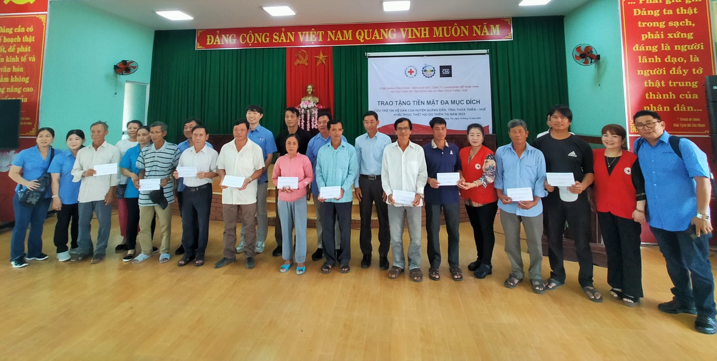 Trao tiền mặt đa mục đích cho các hộ dân bị ảnh hưởng thiên tai