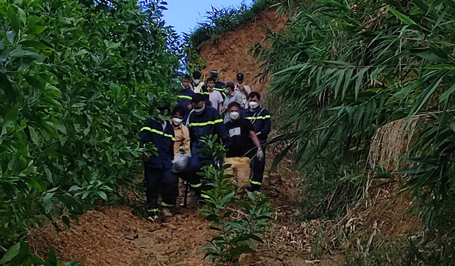 Người đàn ông tử vong trong tư thế treo cổ trên đỉnh đồi