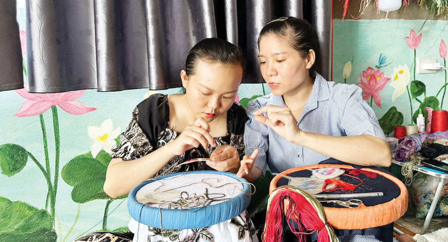 Độc đáo sản phẩm thêu tay truyền thống từ bàn tay khuyết