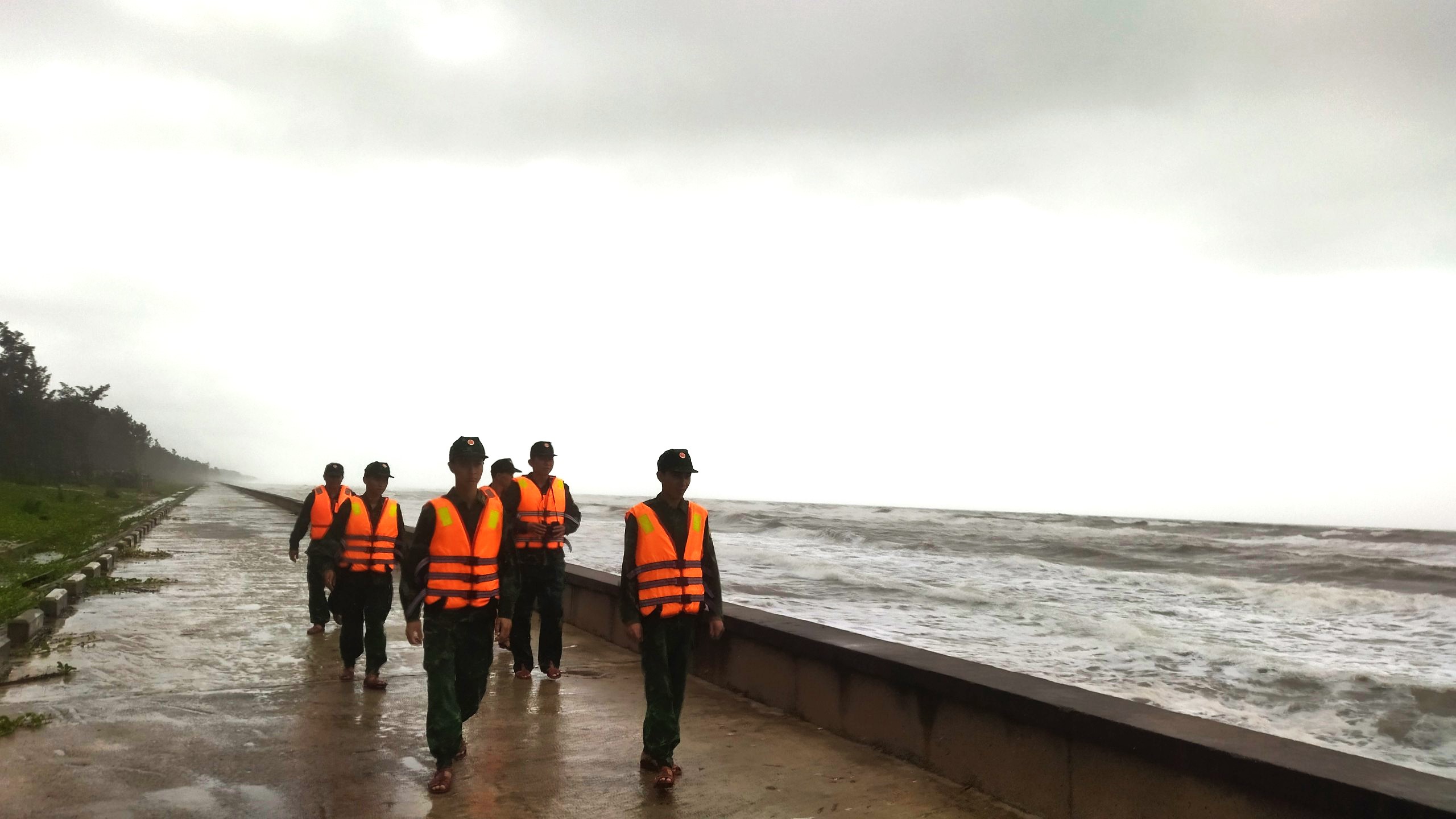 Hai thuyền viên tàu Gia Bảo 19 mất tích được cứu sống