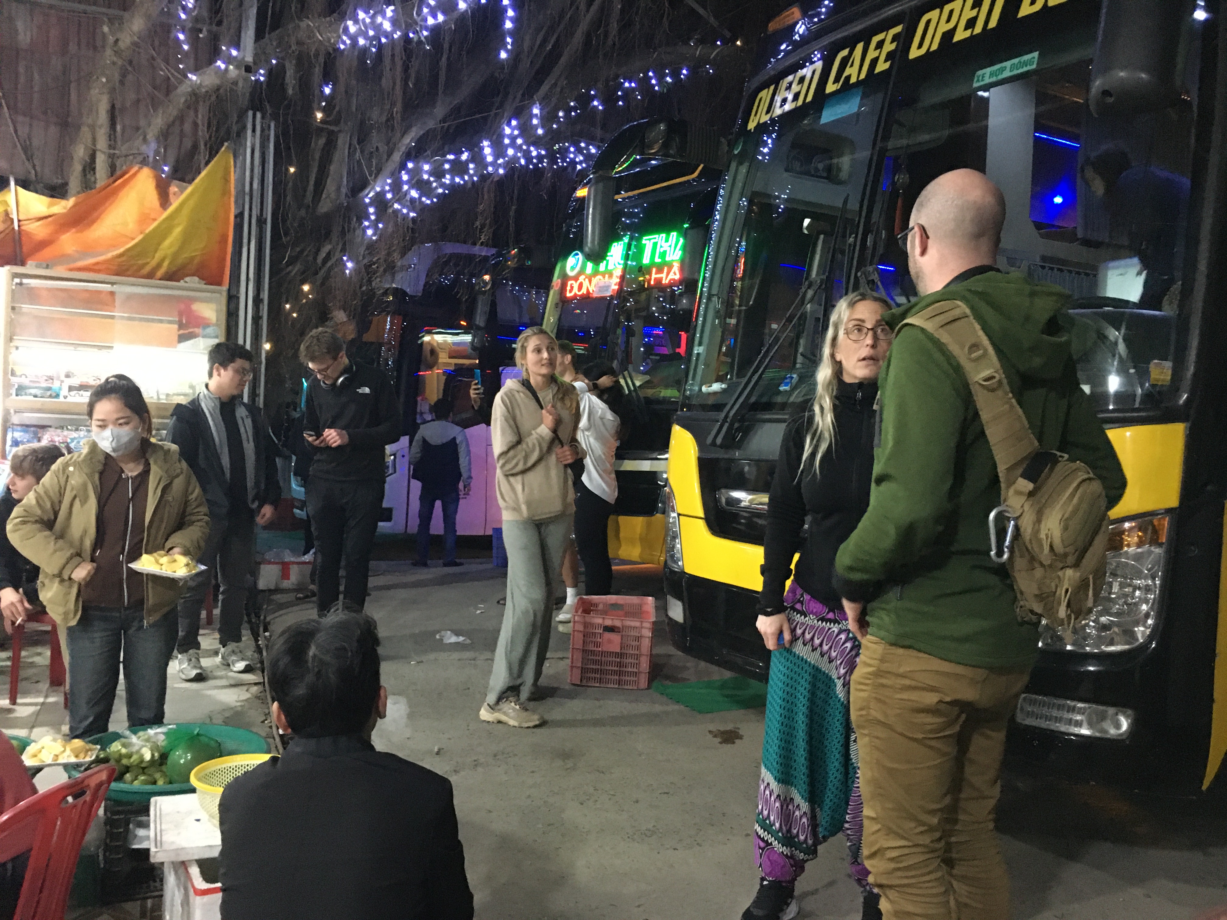 Lần đầu thấy tây đi …tè bậy