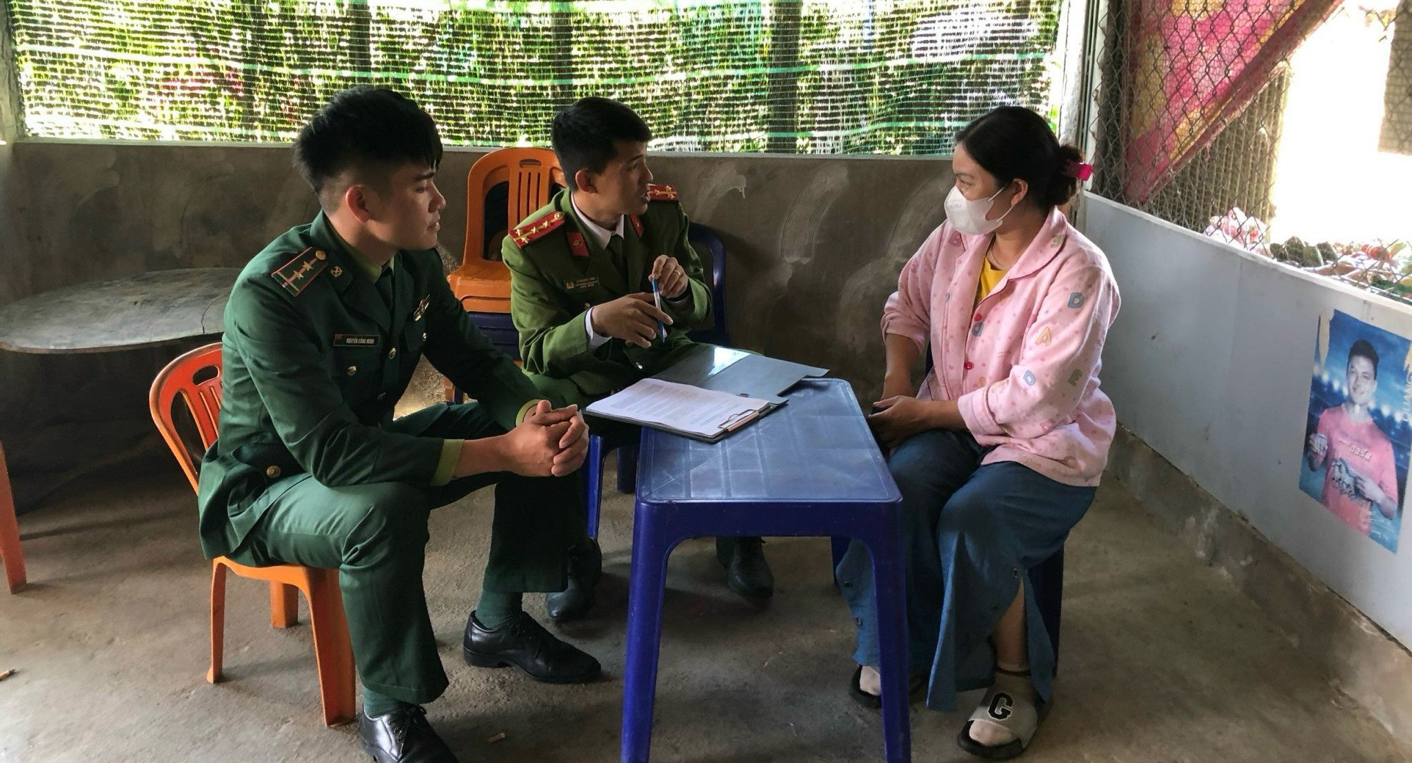 Vận động người dân A Lưới giao nộp 14 khẩu súng các loại