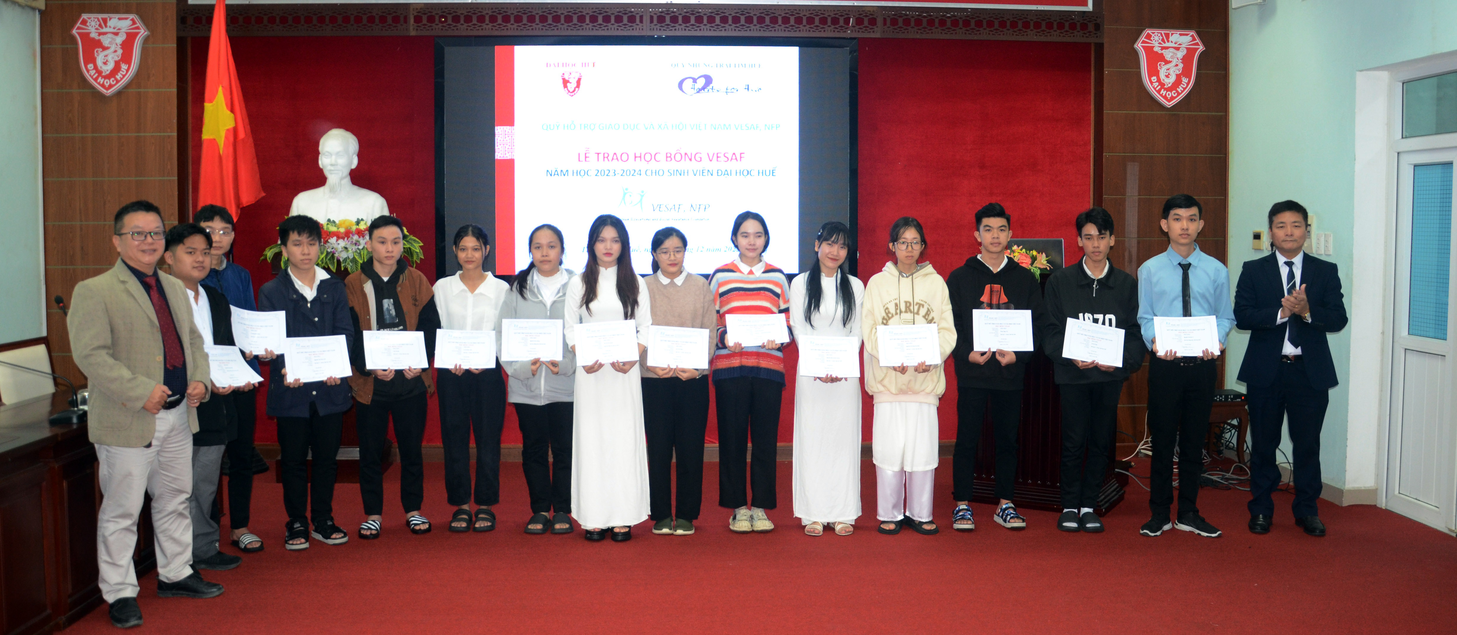 Trao 42 suất học bổng cho sinh viên khó khăn của Đại học Huế