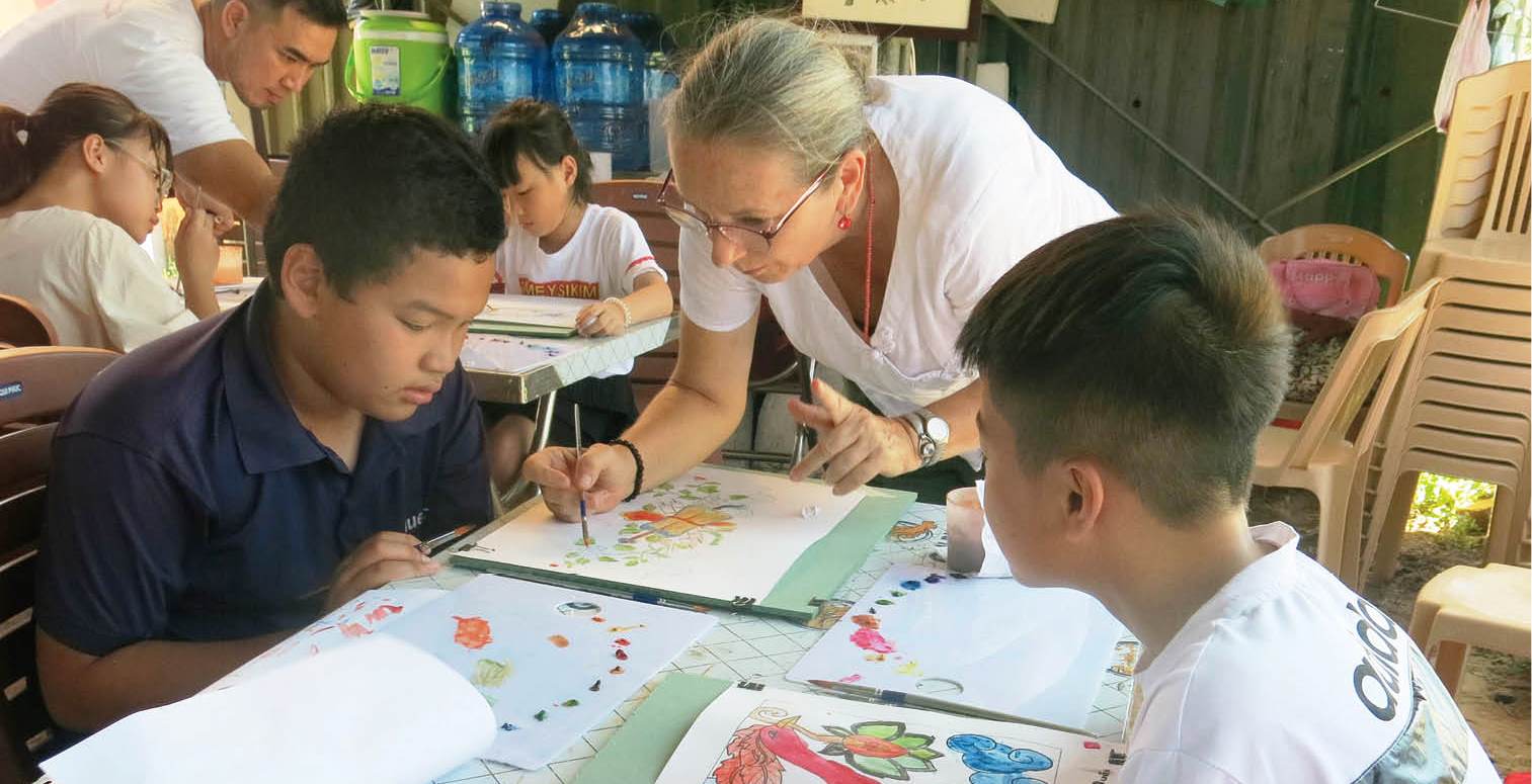 Bà Andrea Teufel  tâm huyết dành cho điện Phụng Tiên