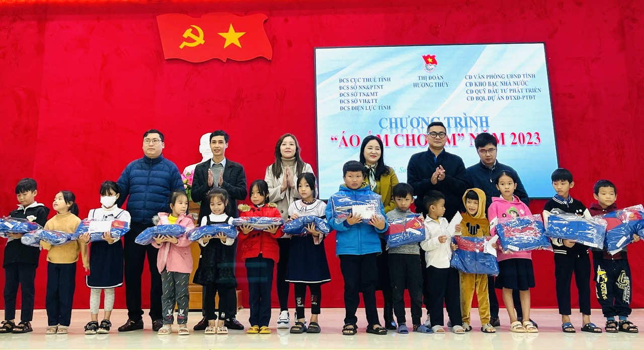 “Áo ấm cho em” dành tặng học sinh nghèo Phú Sơn