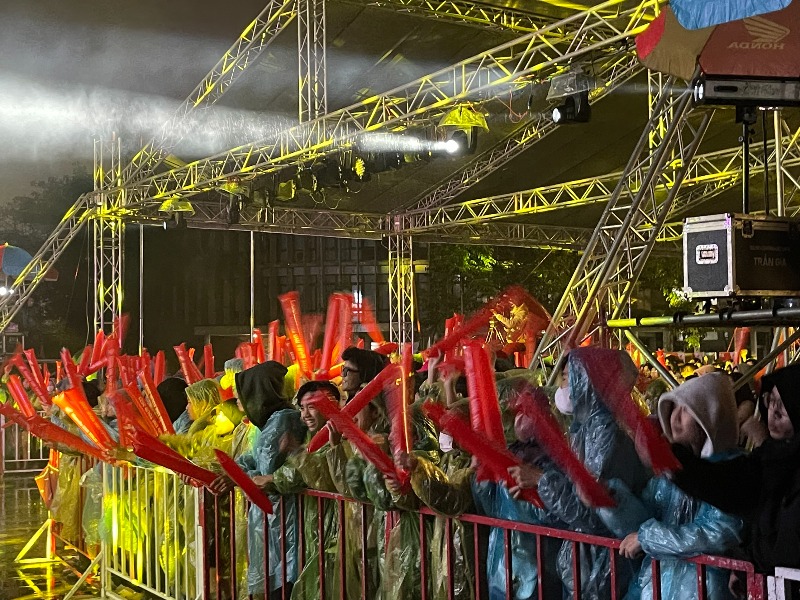 Bùng cháy cùng Đại nhạc hội Uni Tour