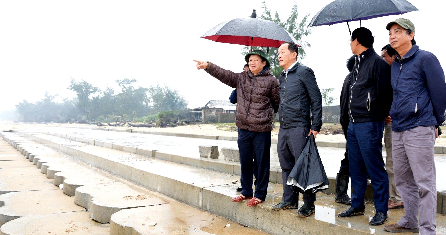 Bí thư Tỉnh ủy Lê Trường Lưu kiểm tra các dự án xử lý sạt lở bờ biển và Cảng cá Tư Hiền