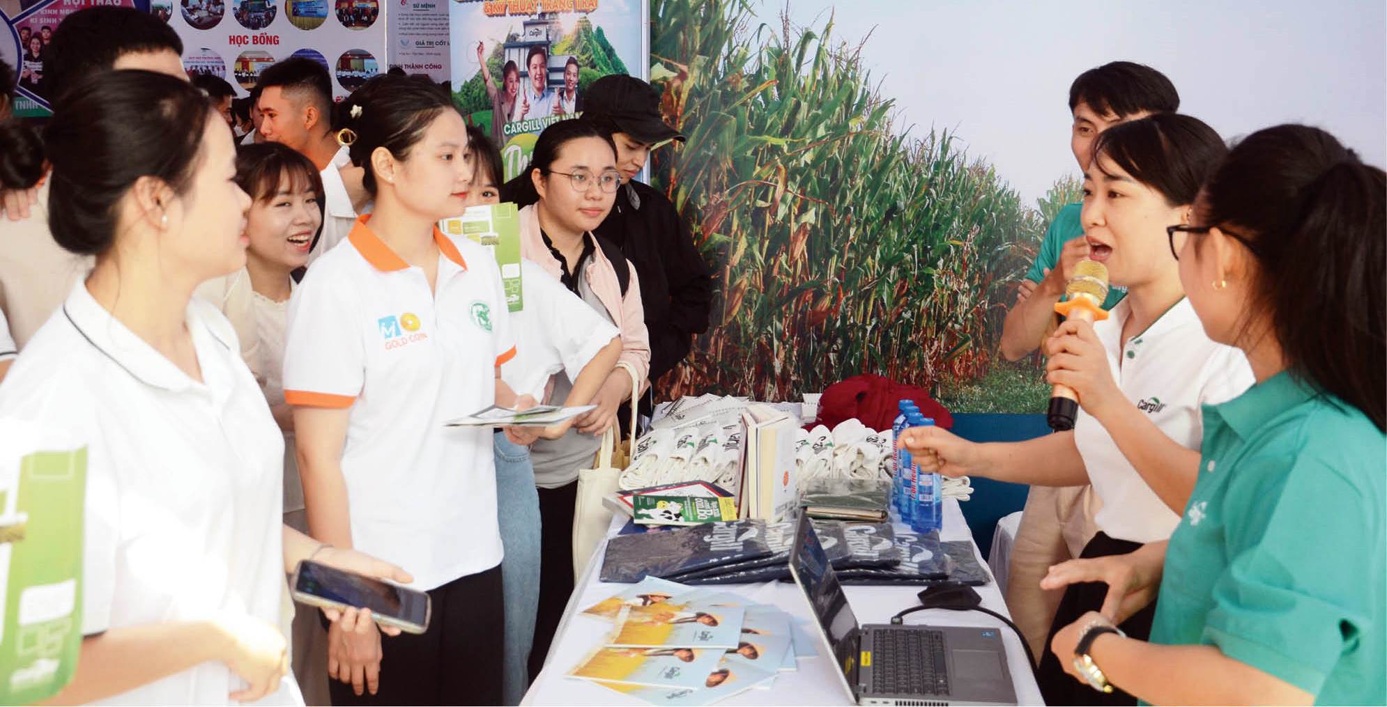 Thay đổi để đáp ứng nhu cầu của xã hội