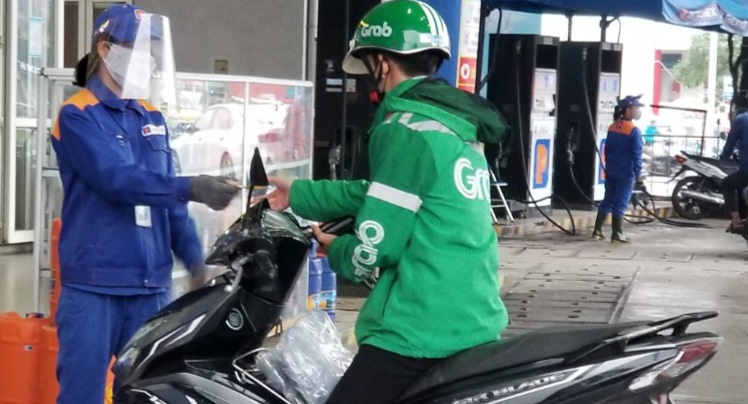 Giá xăng E5 giảm 10 đồng, dầu diesel tăng 260 đồng lít