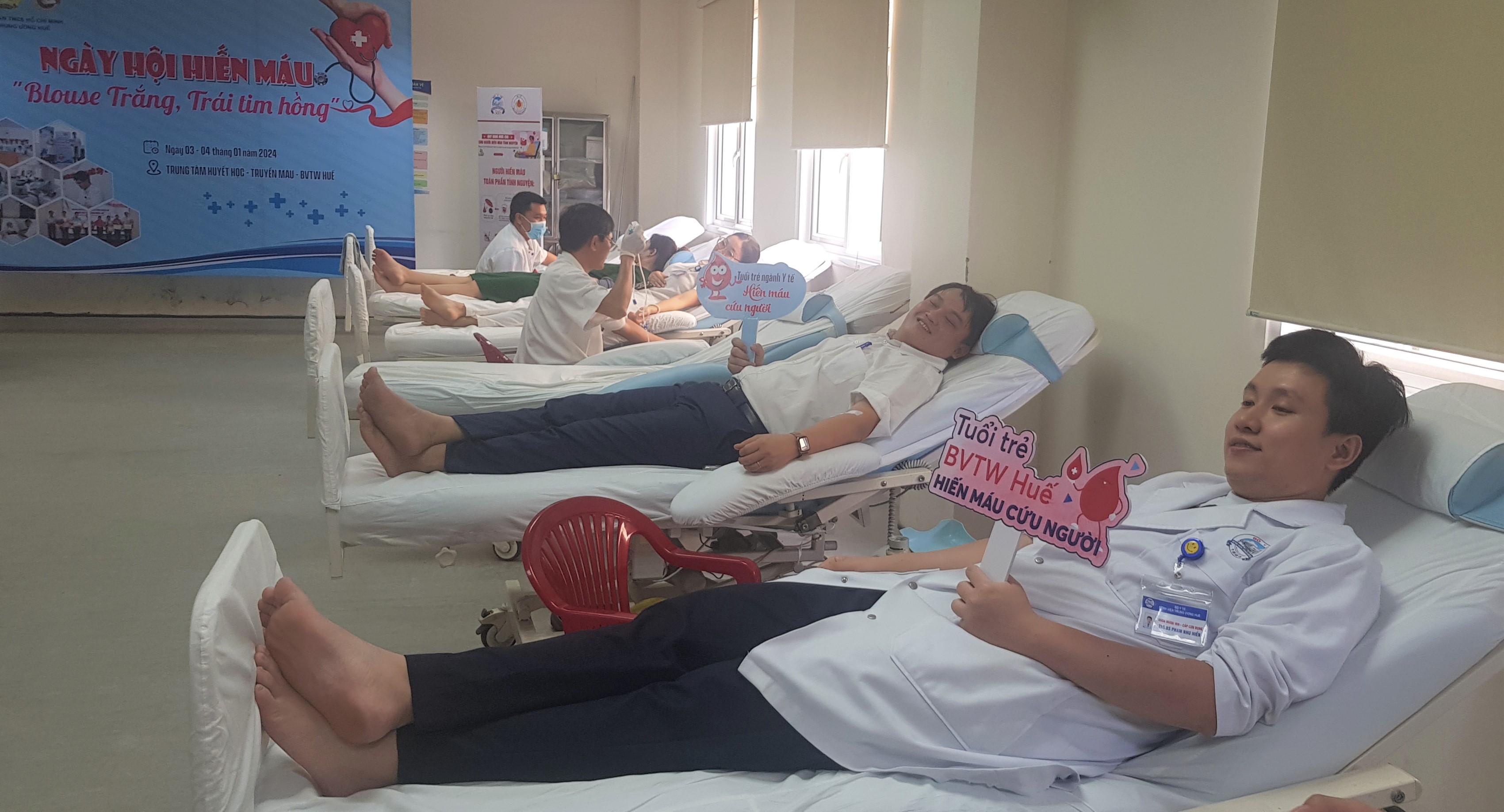 400 y bác sĩ hiến máu tình nguyện đầu năm