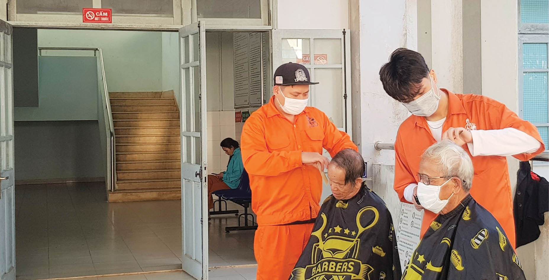 Xuống đường… cắt tóc 0 đồng