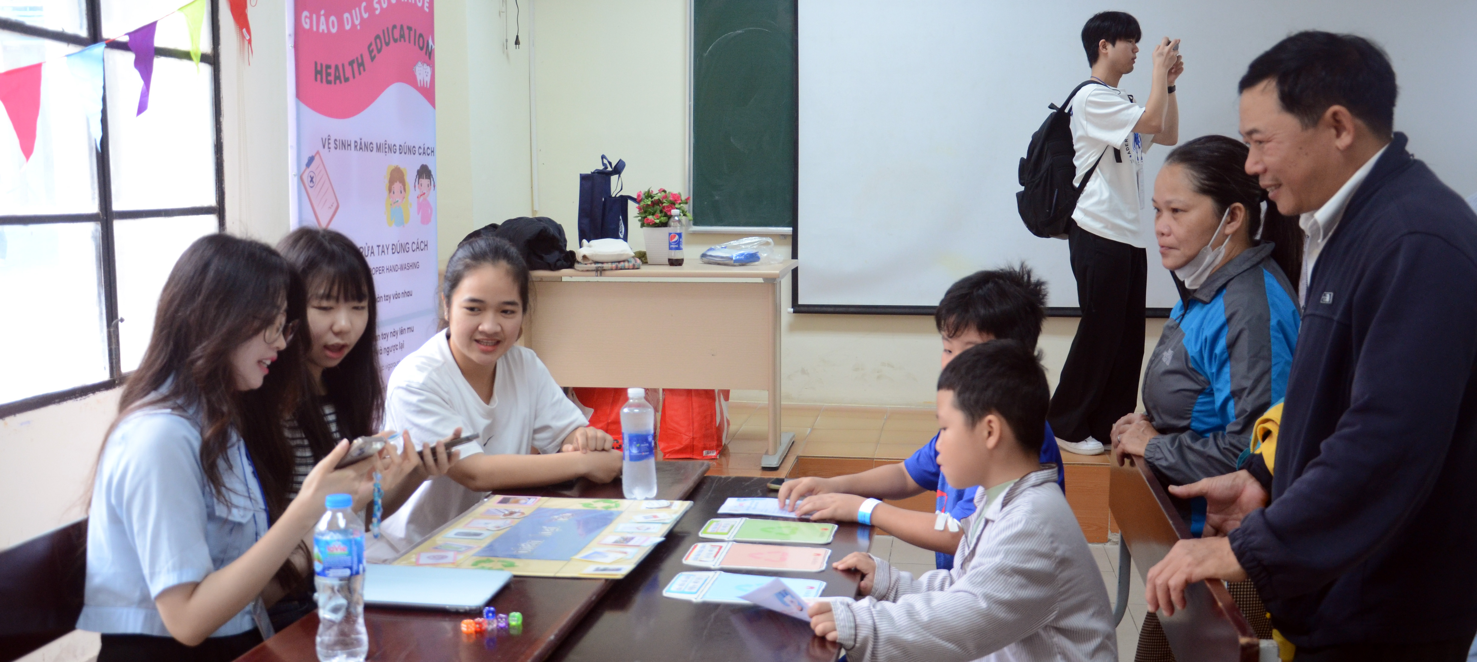 Bác sĩ, sinh viên, tình nguyện viên Hàn Quốc khám và tư vấn sức khỏe cho bệnh nhân