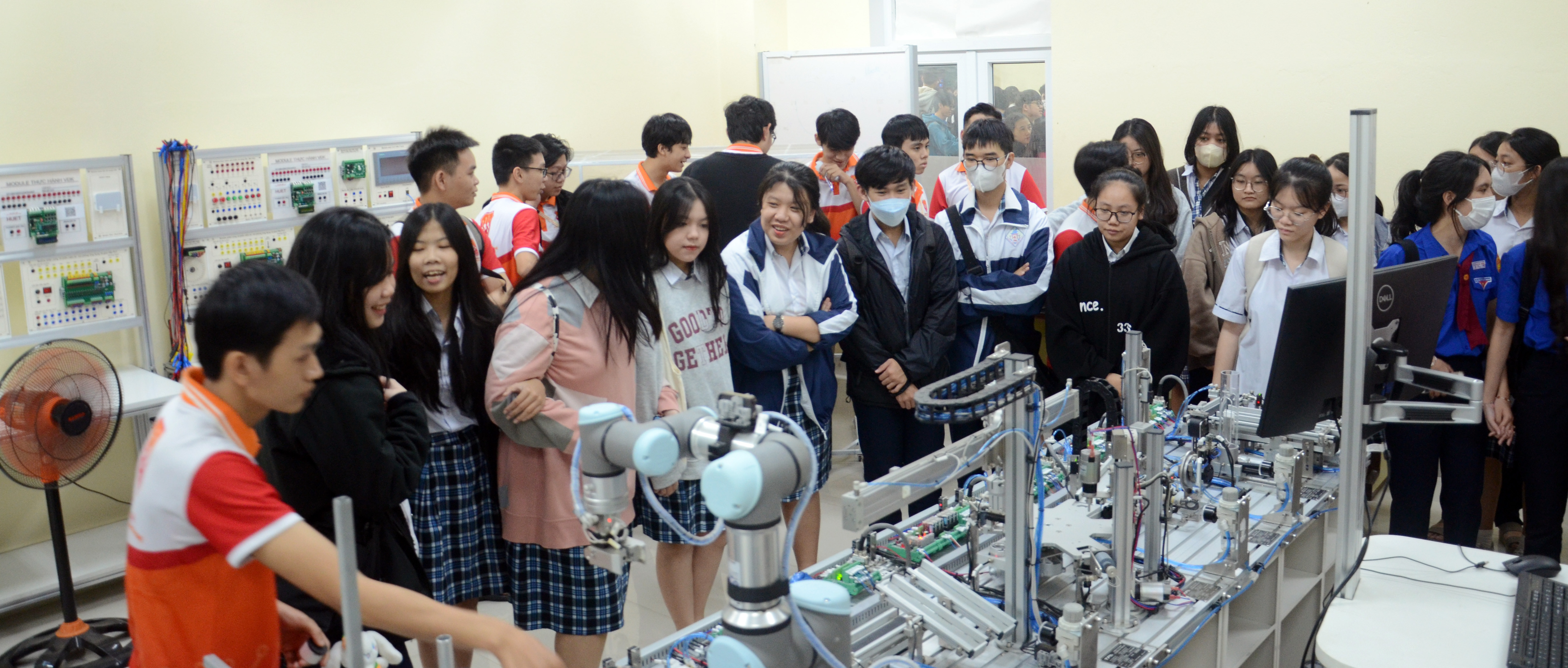 Hơn 500 học sinh, sinh viên trải nghiệm trí tuệ nhân tạo