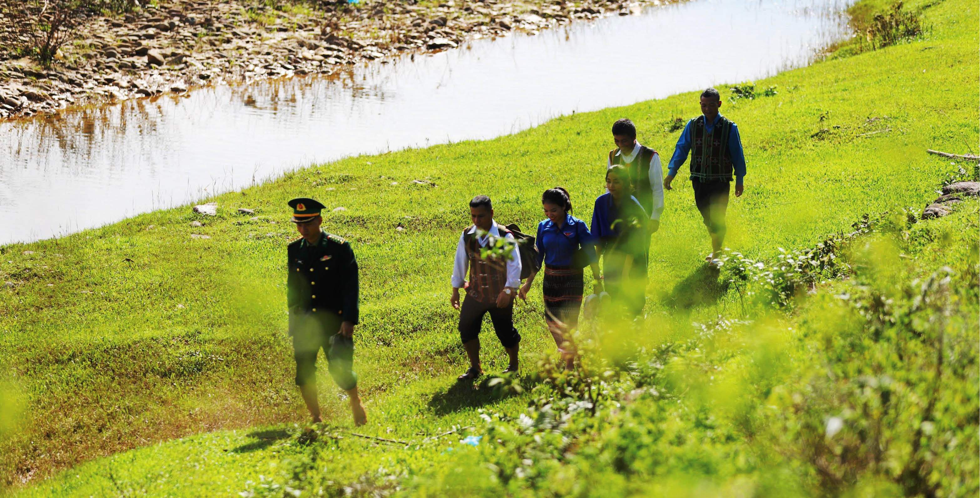 Đồng hành với bà con vùng biên