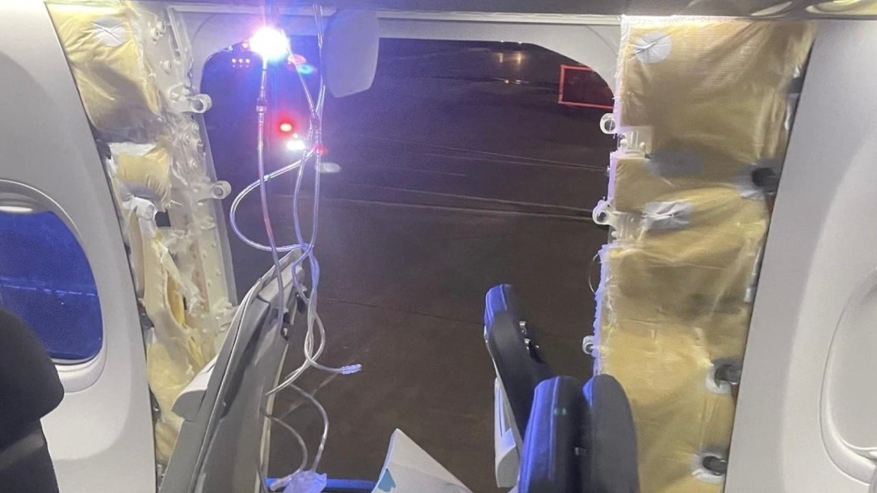 Máy bay Boeing bung thân giữa không trung, nhà sản xuất có thể sẽ đối diện với kiểm soát pháp lý