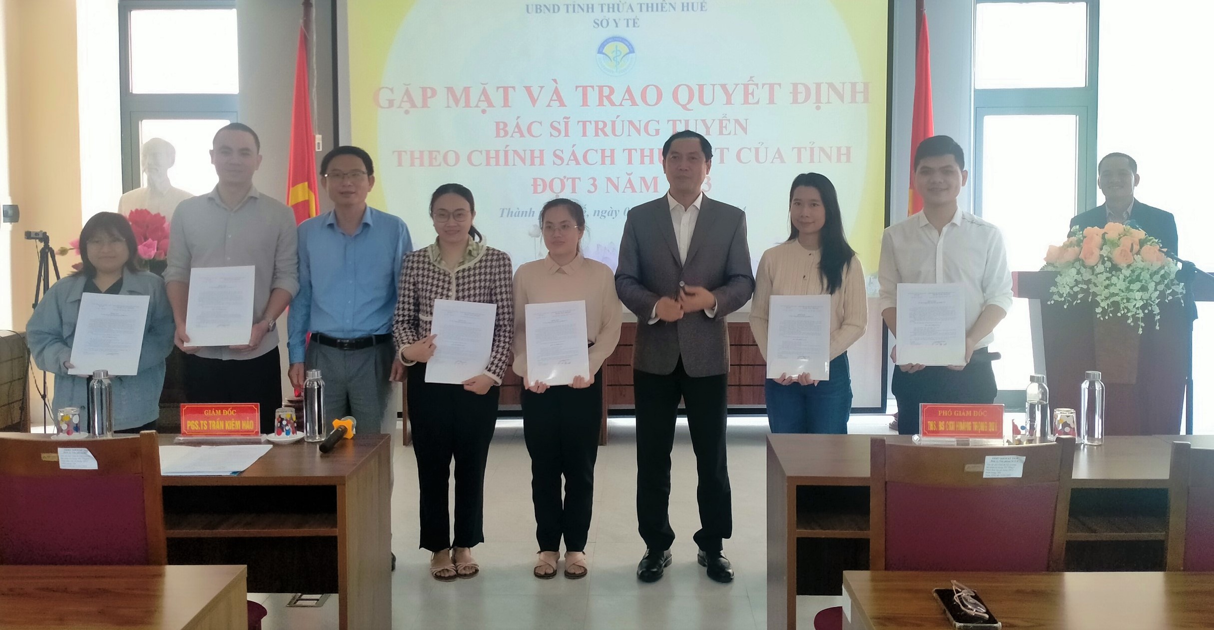 Trao quyết định trúng tuyển cho 6 bác sĩ theo chính sách thu hút nguồn nhân lực