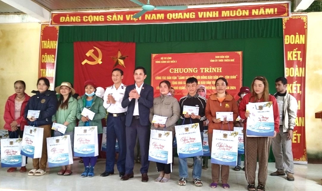 Bộ tư lệnh Vùng Cảnh sát biển 2 thăm và tặng quà tại xã Hồng Thượng
