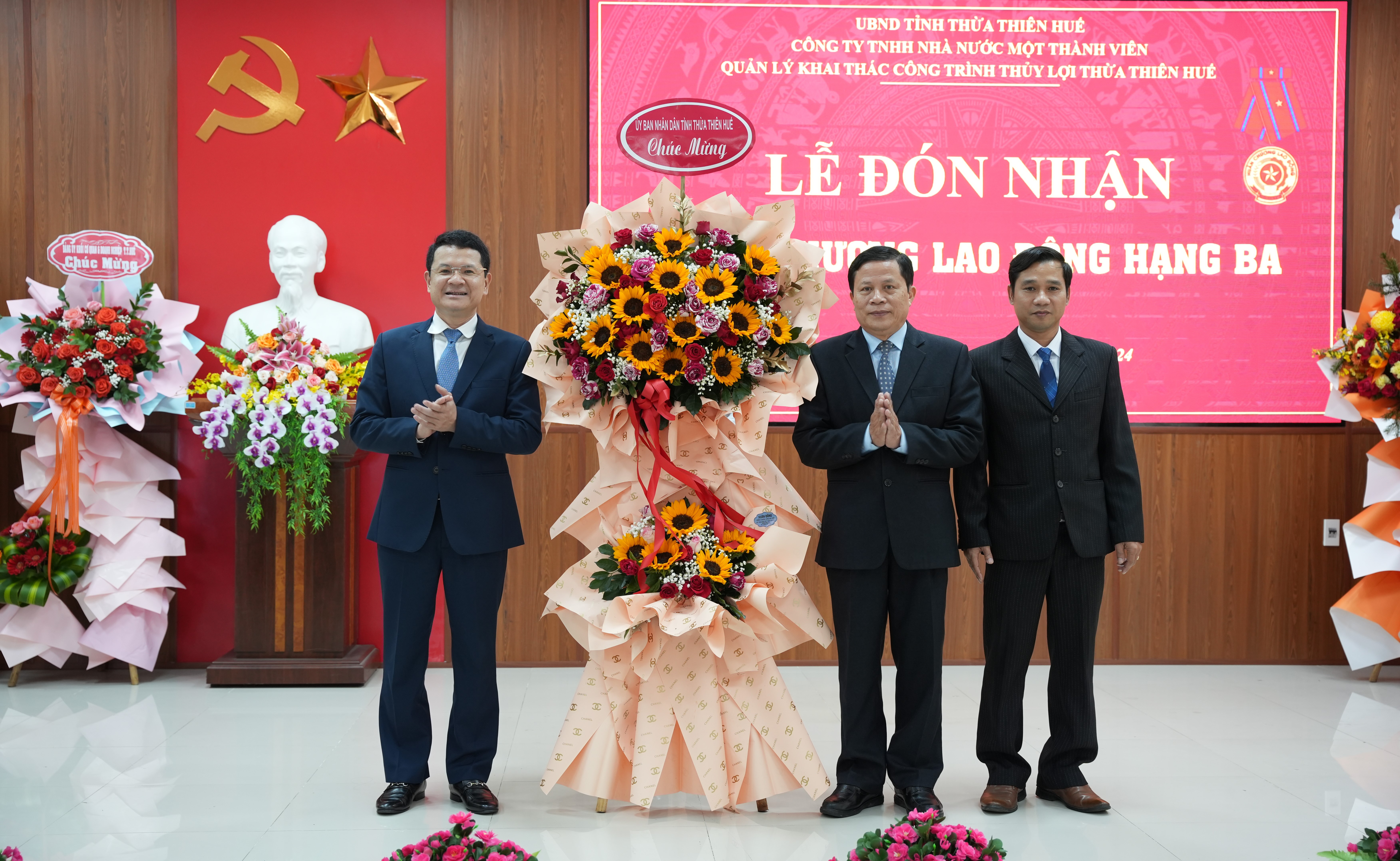 Công ty Thủy Lợi đón nhận Huân chương Lao động hạng Ba