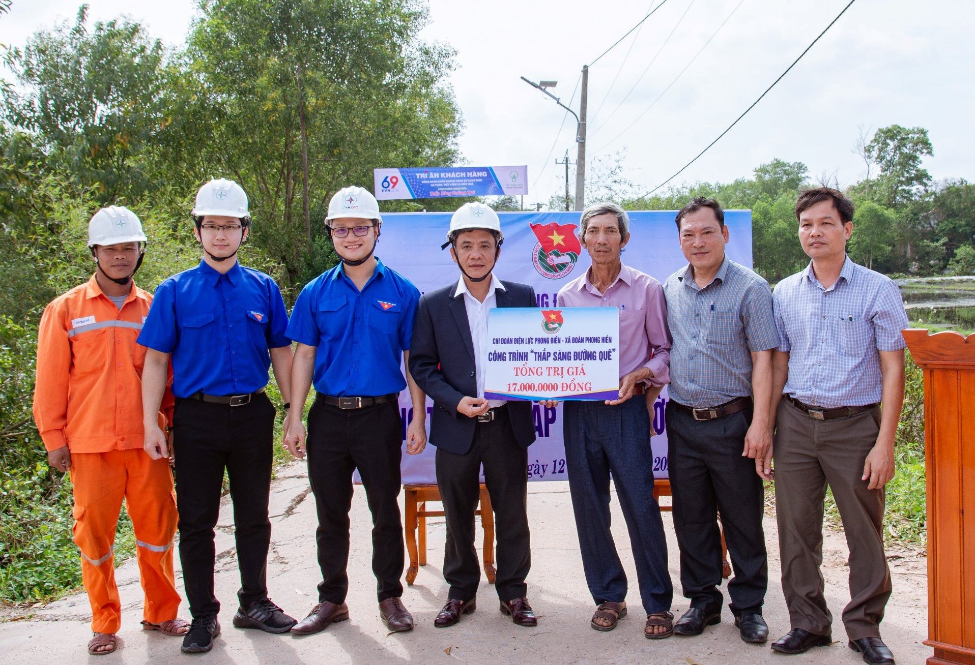 Điện lực Thừa Thiên Huế chung tay Thắp sáng đường quê