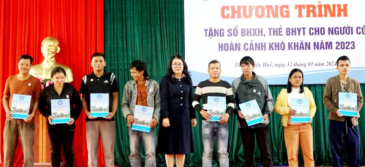 Tặng sổ bảo hiểm xã hội, thẻ bảo hiểm y tế cho người dân huyện Nam Đông