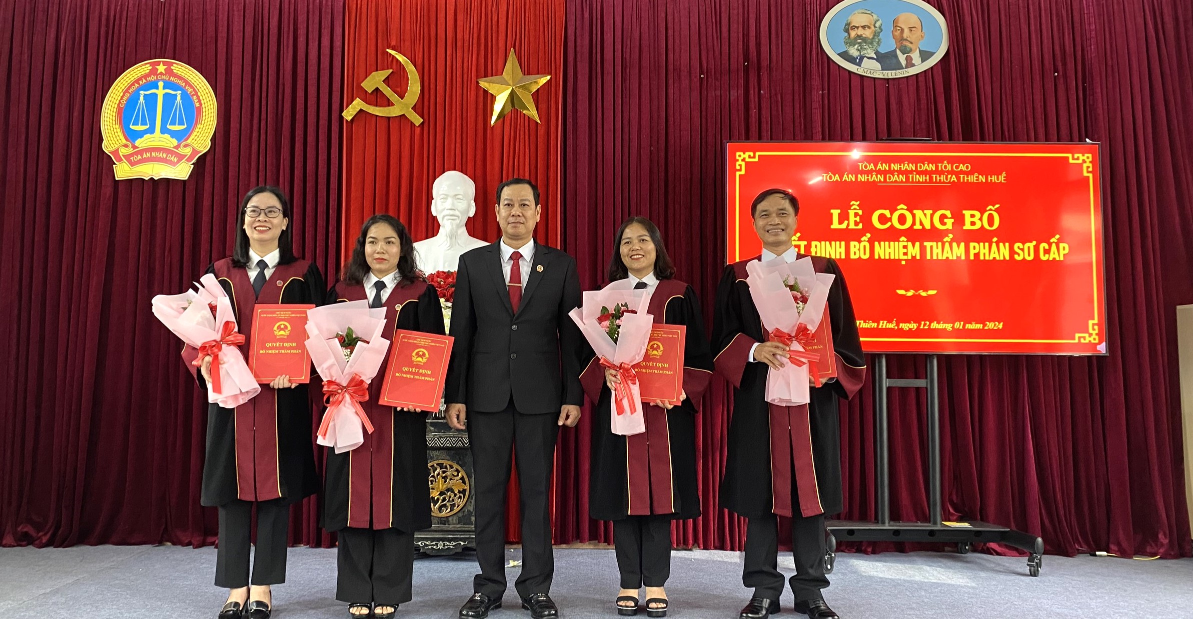 Tòa án Nhân dân tỉnh công bố và trao quyết định cho 4 Thẩm phán