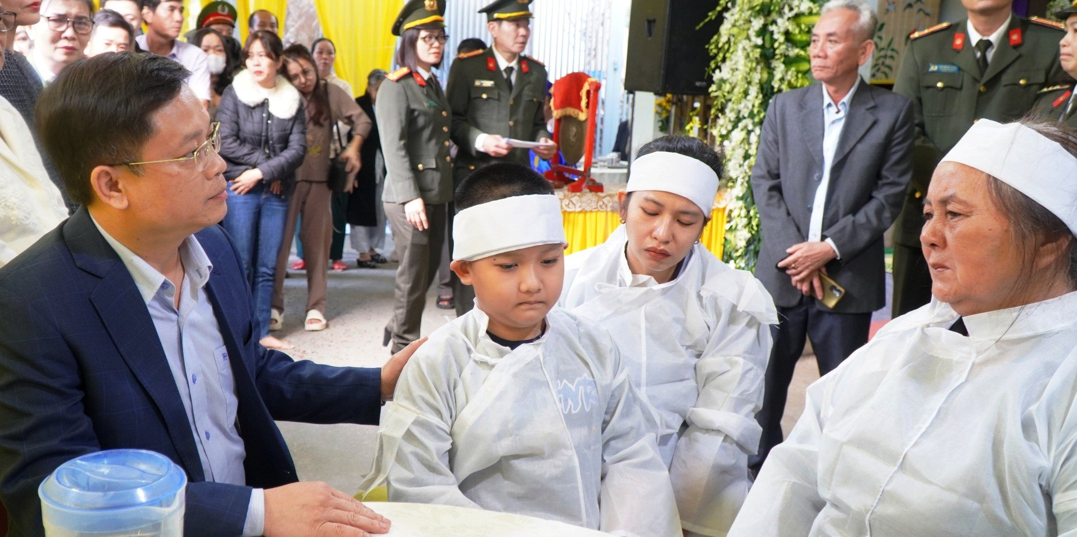 Chủ tịch UBND tỉnh truy tặng Bằng khen cho Trung tá Trần Duy Hùng