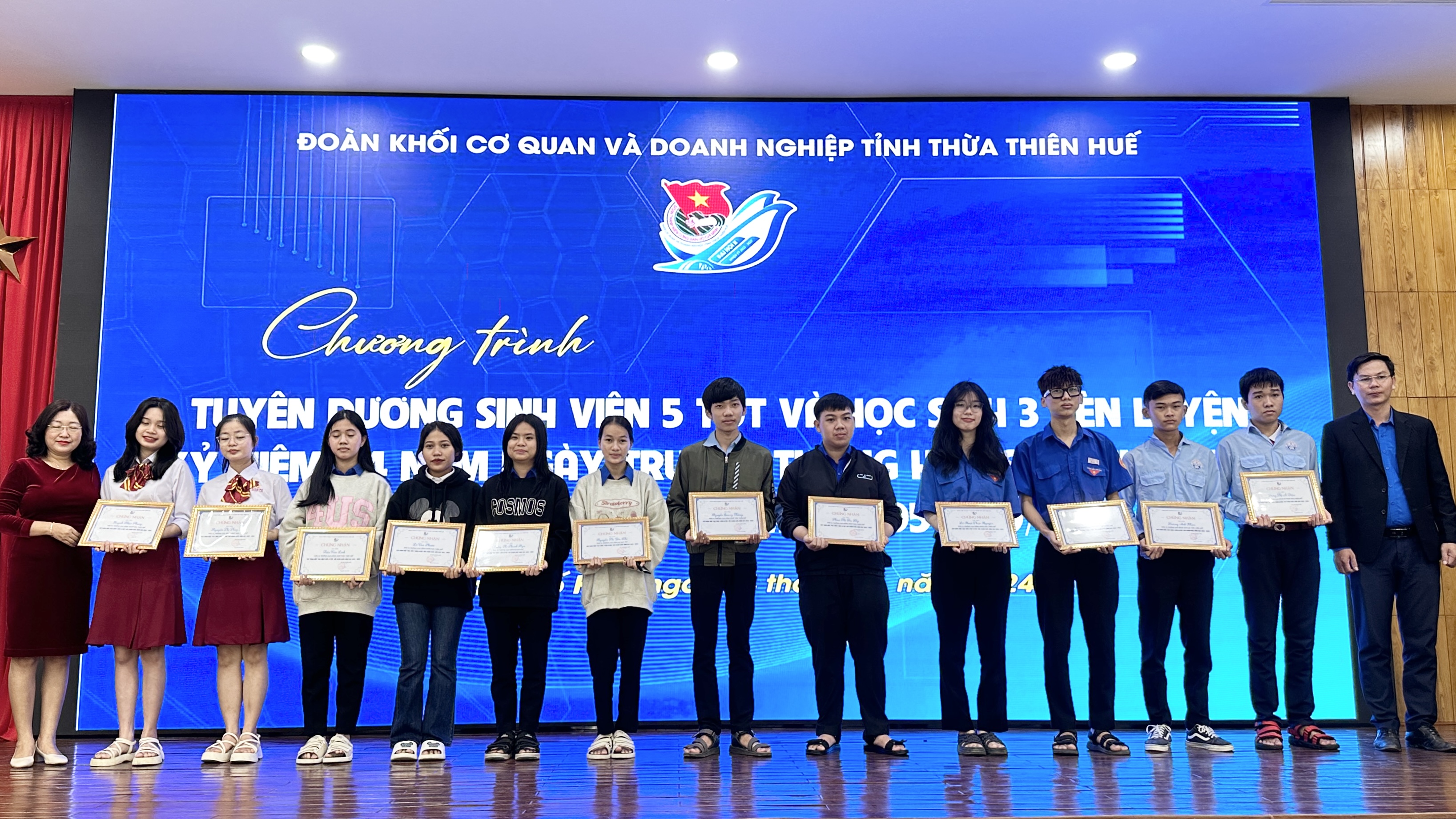 Tuyên dương 30 Sinh viên 5 tốt , Học sinh 3 rèn luyện