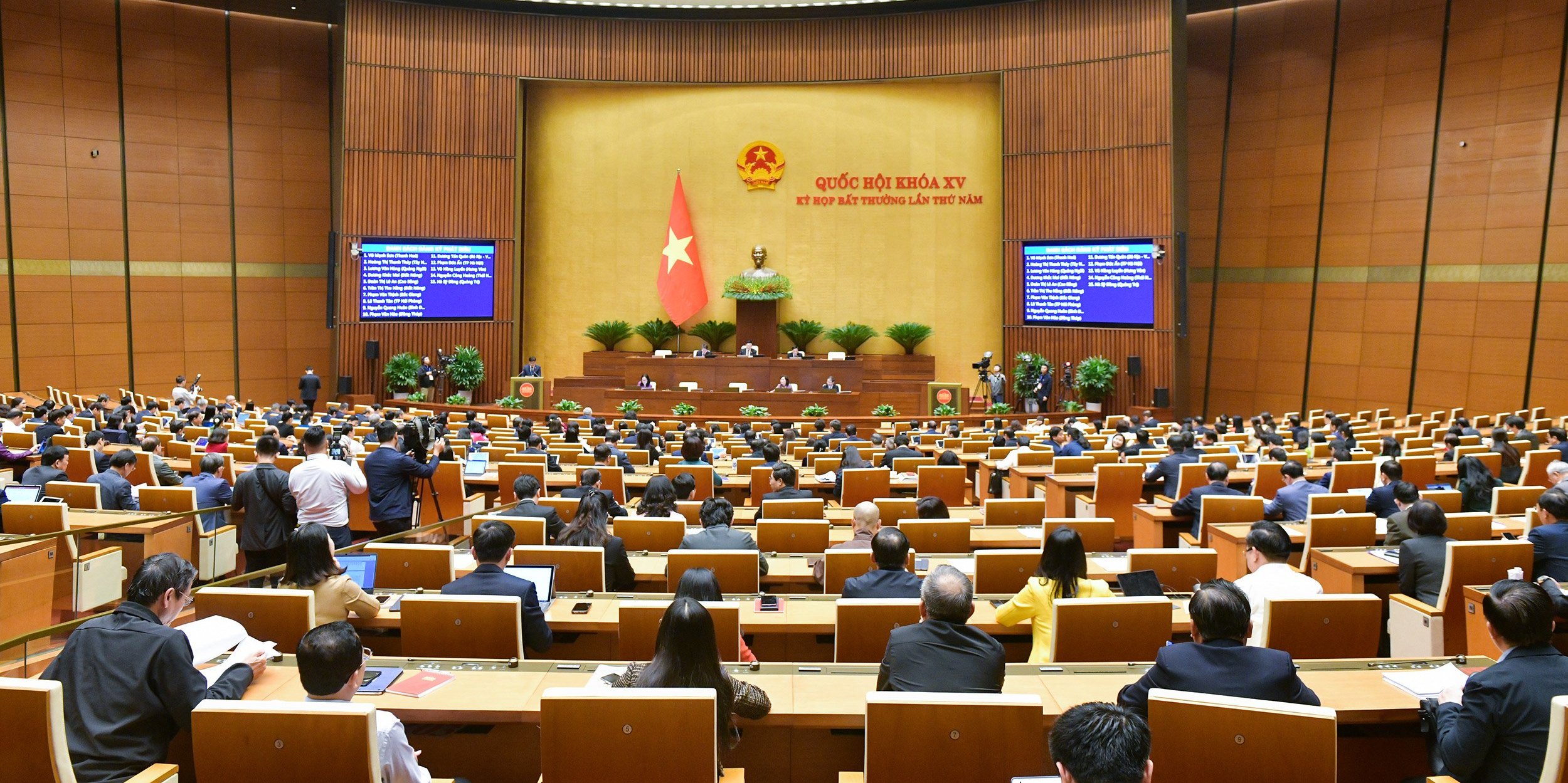 Quốc hội thảo luận Luật Đất đai sửa đổi và Luật Các tổ chức tín dụng sửa đổi