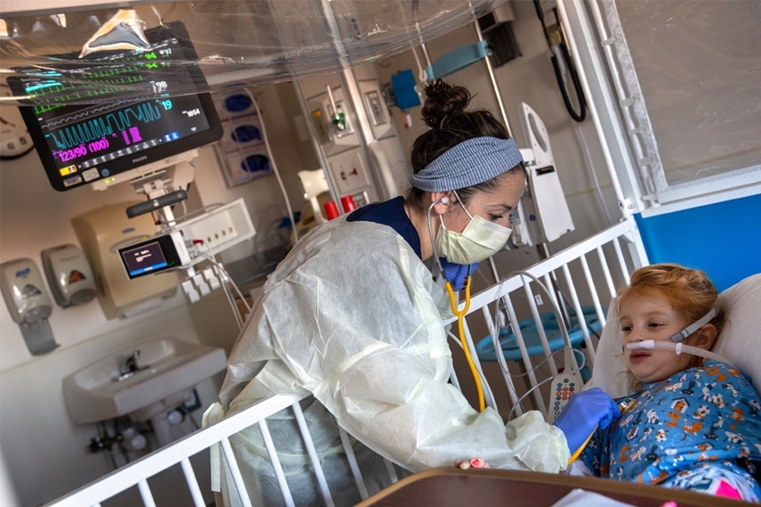 Tiếp sau Mỹ và EU, Anh phê duyệt vaccine đầu tiên ngừa virus hợp bào hô hấp RSV