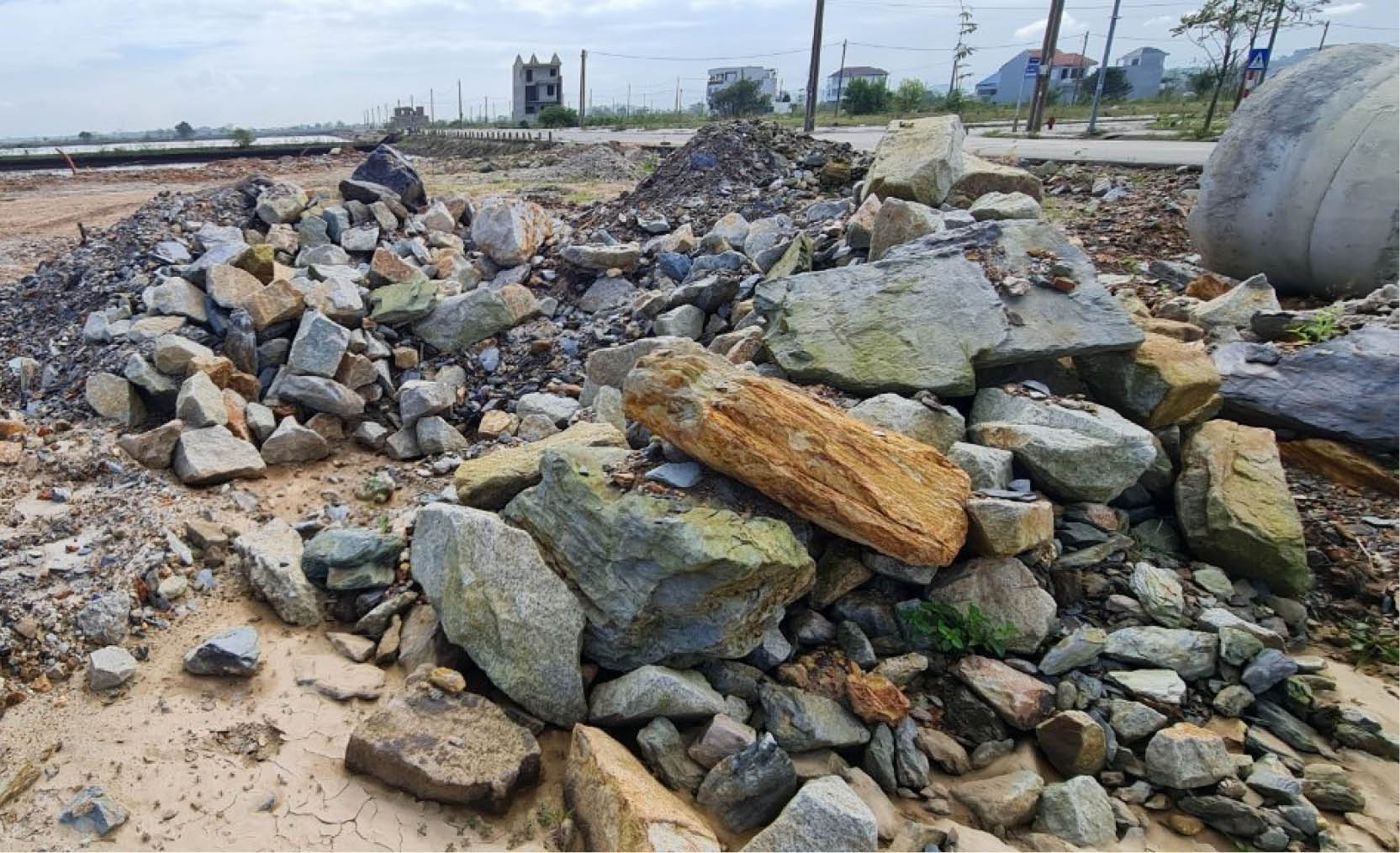 Đất san nền khu dân cư lẫn nhiều đá