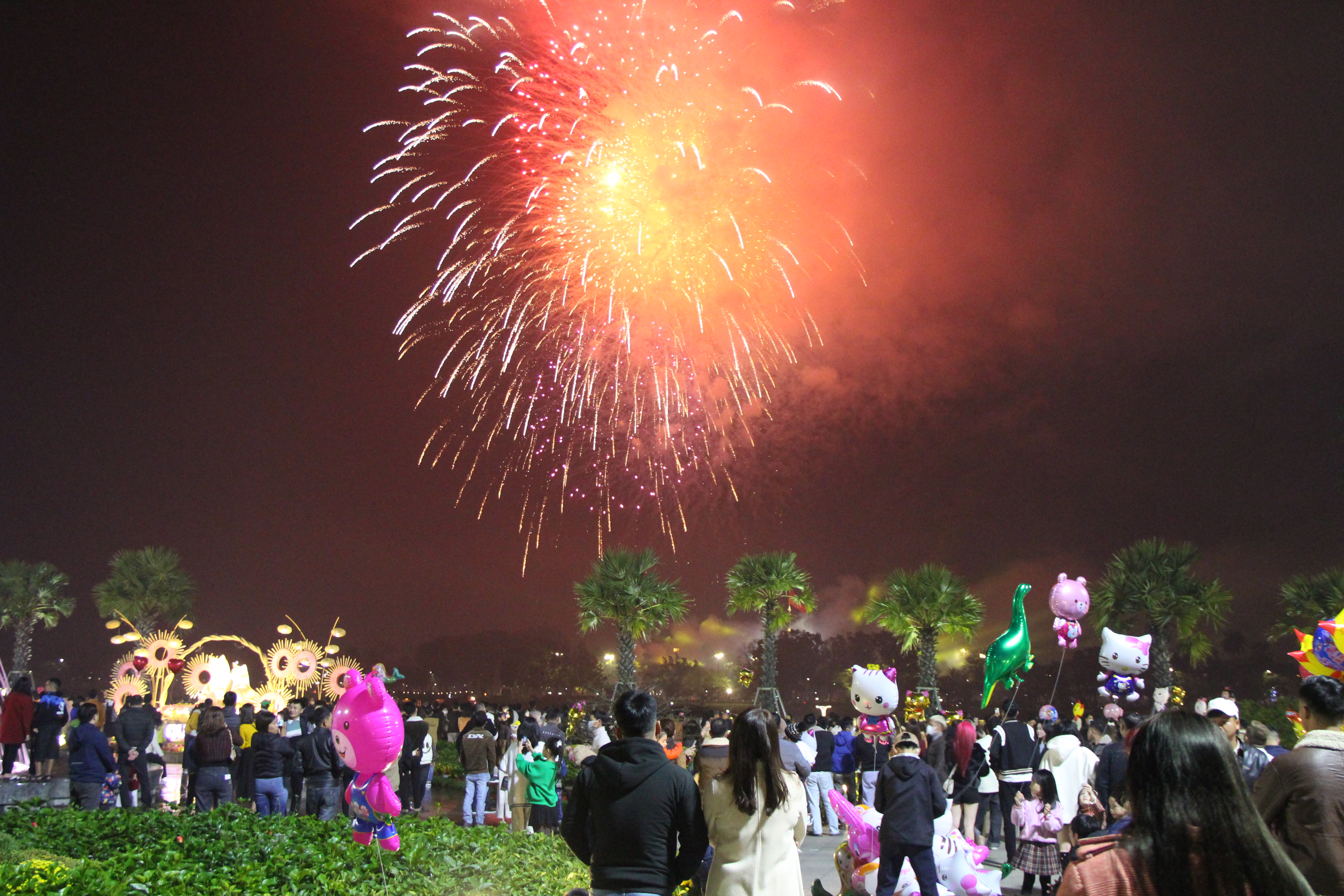 Bắn pháo hoa tầm cao tại 3 điểm chào đón năm mới Giáp Thìn 2024