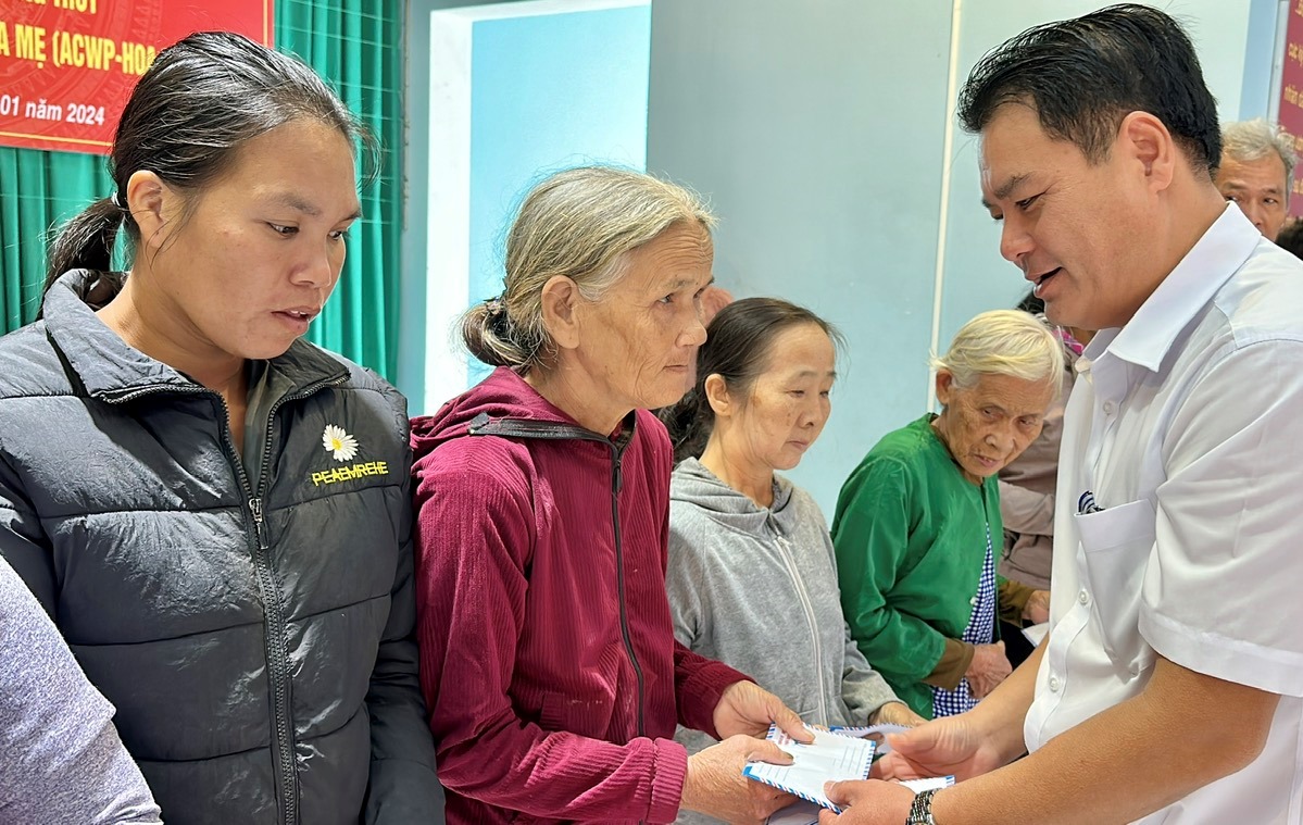 Trao quà tết cho các hộ khó khăn bị ảnh hưởng lũ lụt