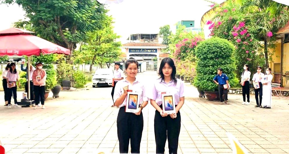 “Sóng và máy tính cho em” hỗ trợ học sinh khó khăn