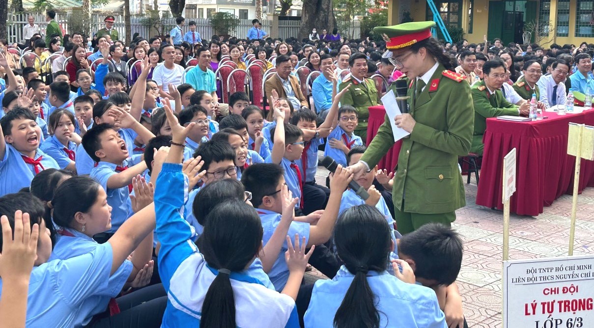 Tuyên truyền về quản lý, sử dụng vật liệu nổ, pháo trong trường học